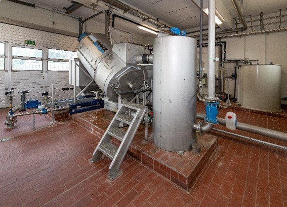 After thickening the sludge, the water is separated in a screw press