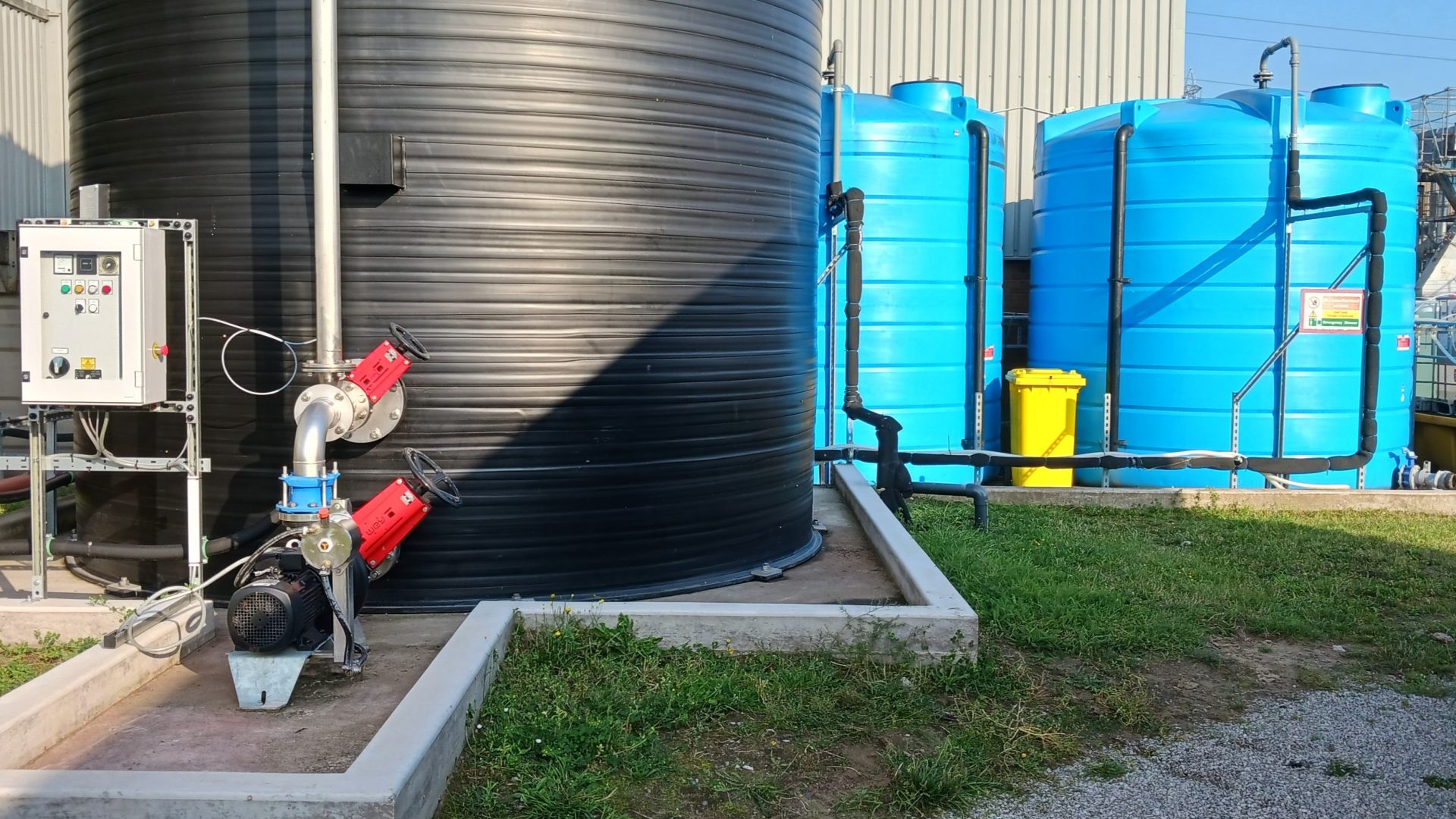 Comprising a Chopper Pump and a venturi nozzle the low-energy AirJet can mix and aerate down to a water depth of approximately 7.5 metres without the need for a compressed air supply