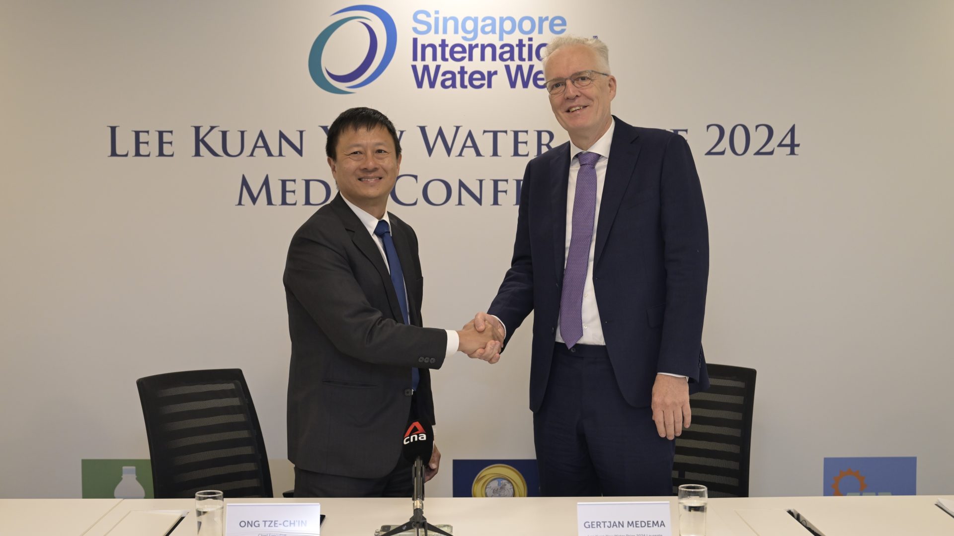 (From Left) Mr Ong Tze-Ch’in, Chief Executive, PUB, Singapore’s National Water Agency congratulated the Lee Kuan Yew Water Prize 2024 Laureate, Professor Gertjan Medema, Principal Microbiologist of the KWR Water Research Institute.